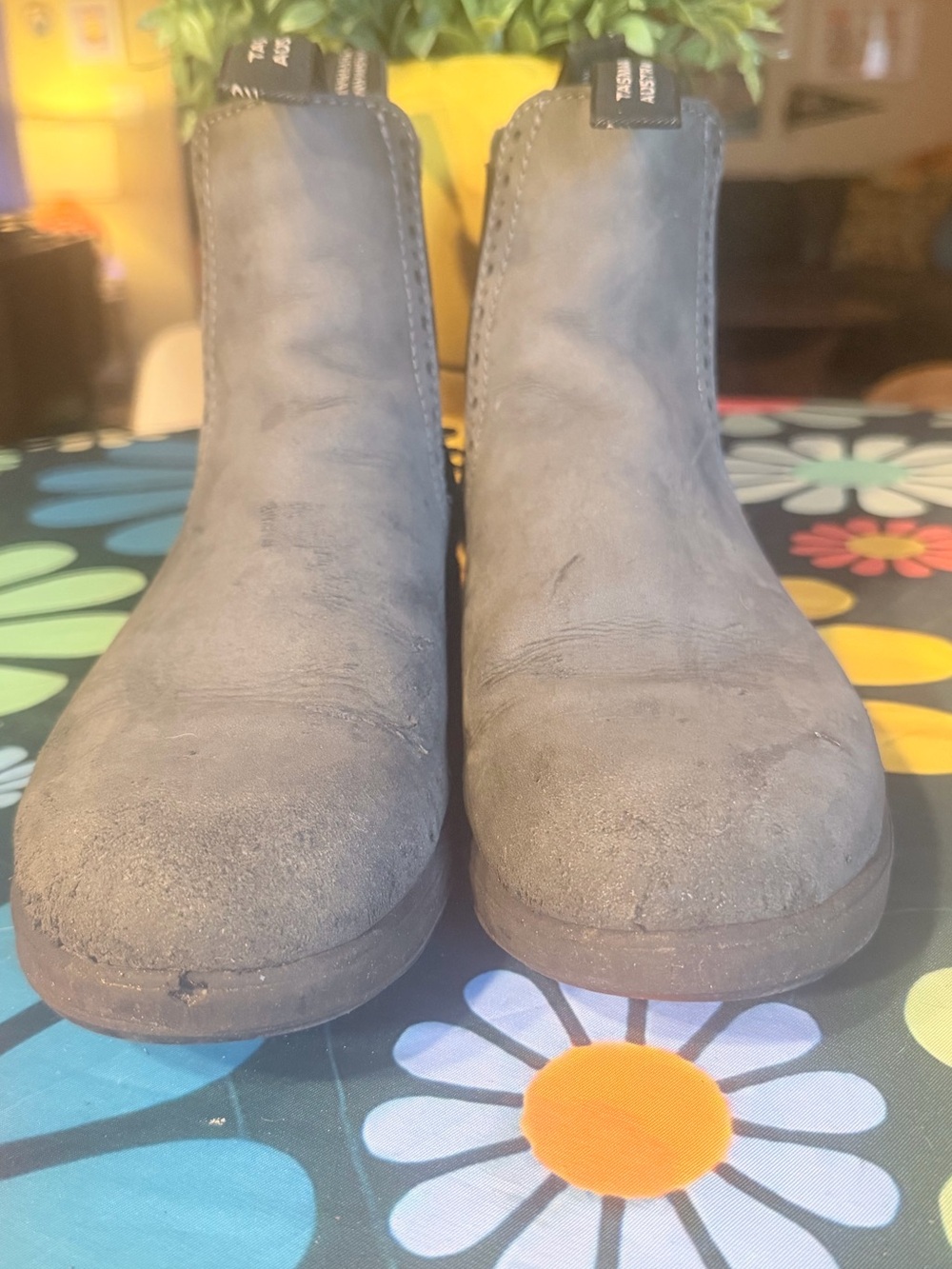 BLUNDSTONE HIKING BOOTS